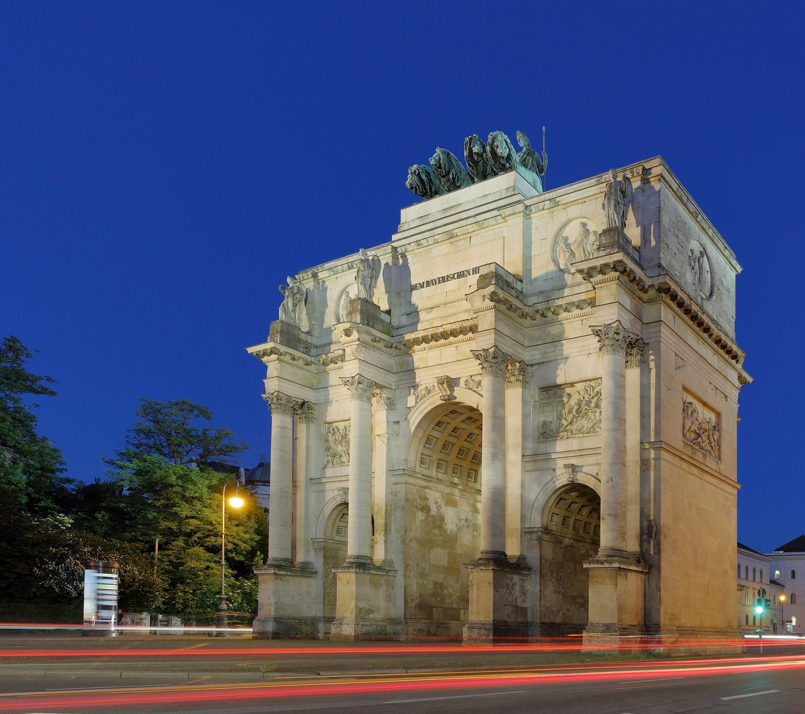 Siegestor in München in der Dämmerung mit Blick auf die Ludwigstraße