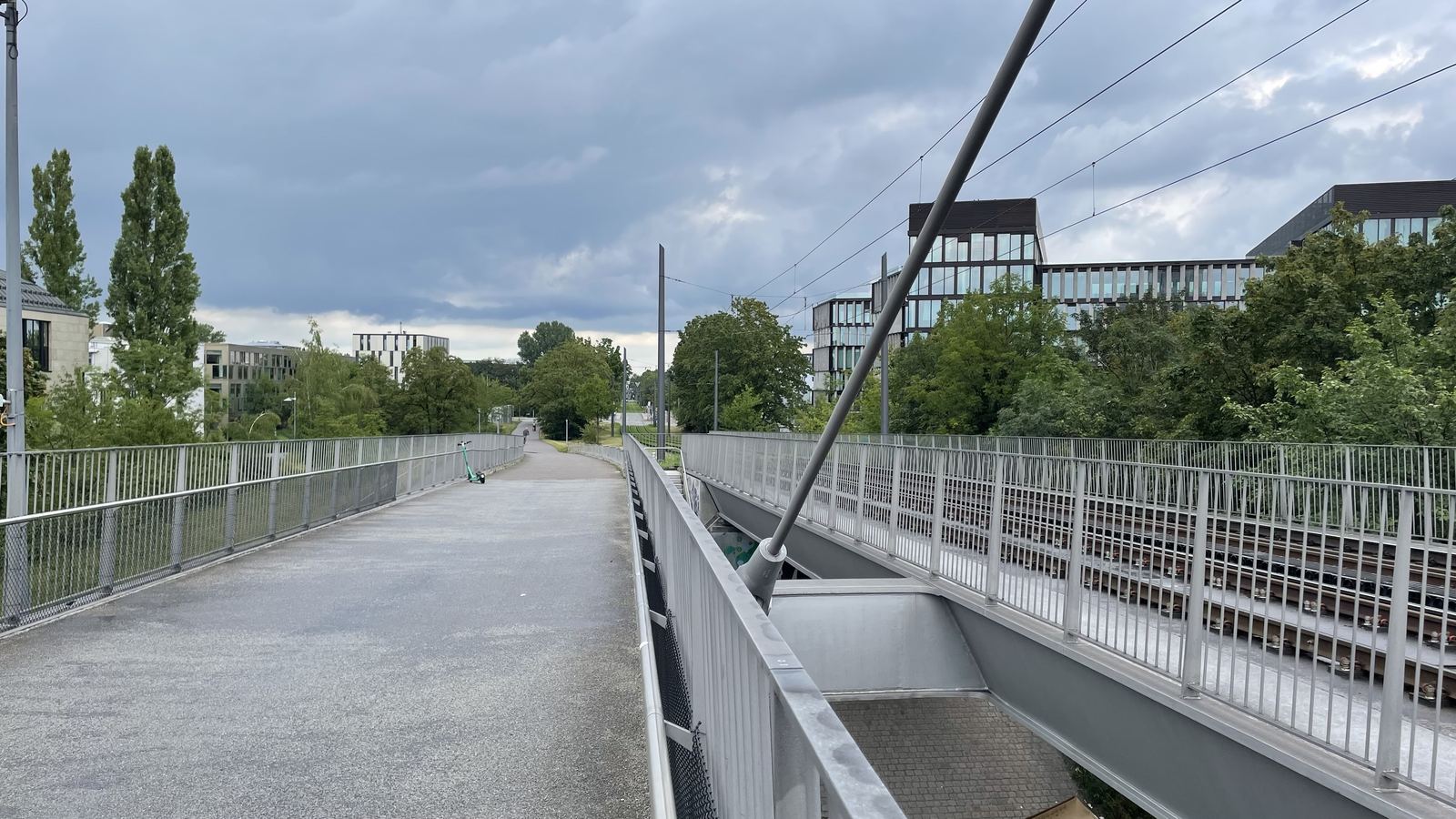 Parkstadt Schwabing bei Tageslicht, gesehen von der Schenkendorfbrücke