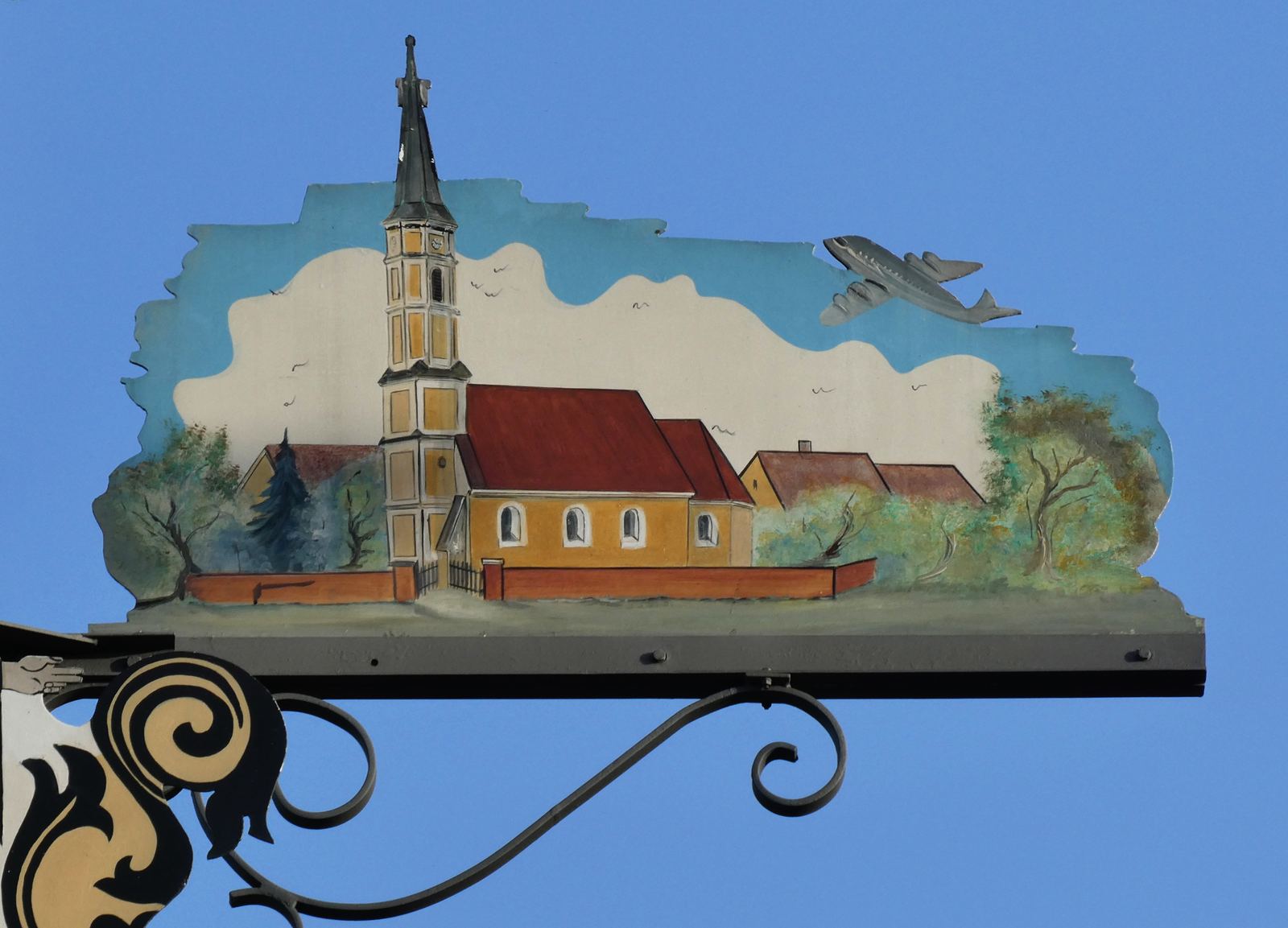 Florianskirche Riem mit Maibaum im Stadtteil Trudering-Riem